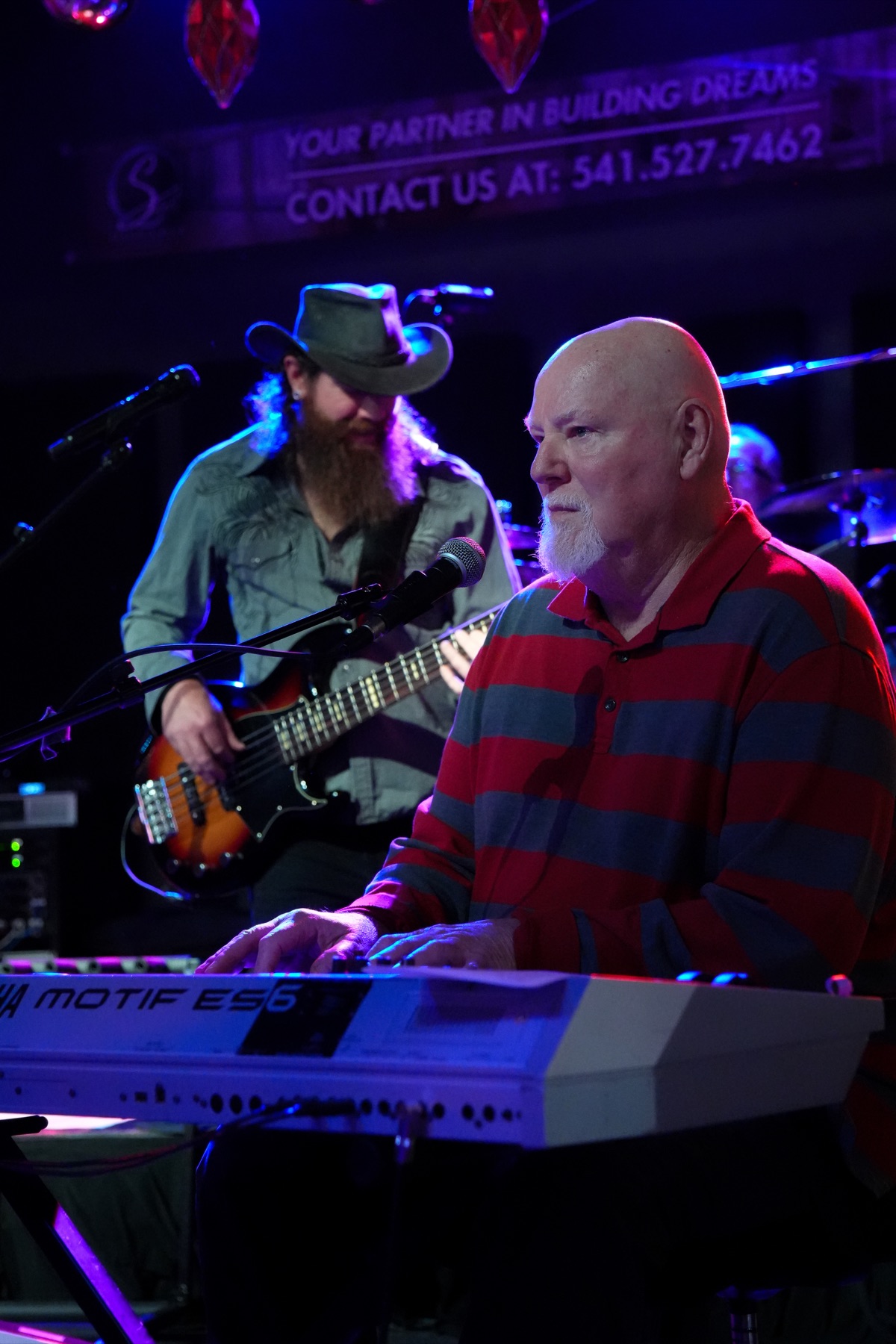 Heller Highwater encore moments with phones in the air