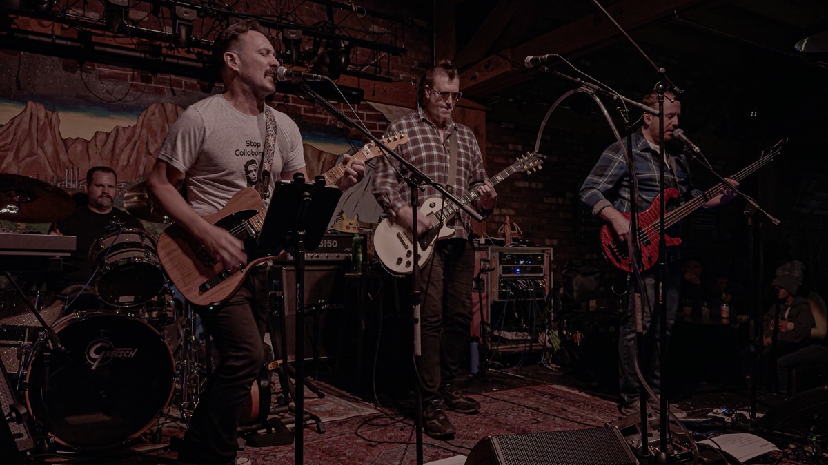 That 90s Band kicking off the first song with energized crowd lighting